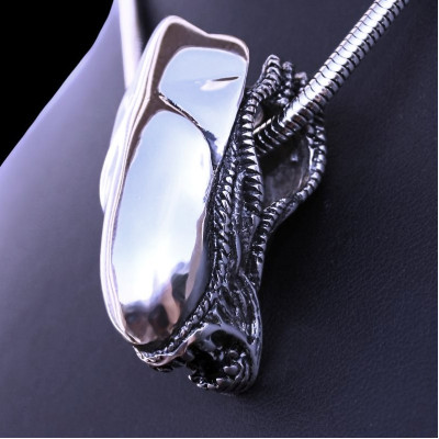 Ocelový přívěsek - Vetřelec + Řetízek / Alien head (018) 