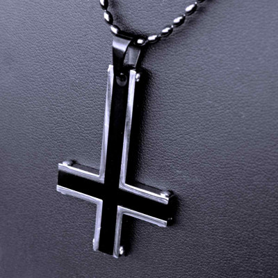 Ocelový přívěsek s řetízkem- Obrácený kříž / Shiny / Black 021